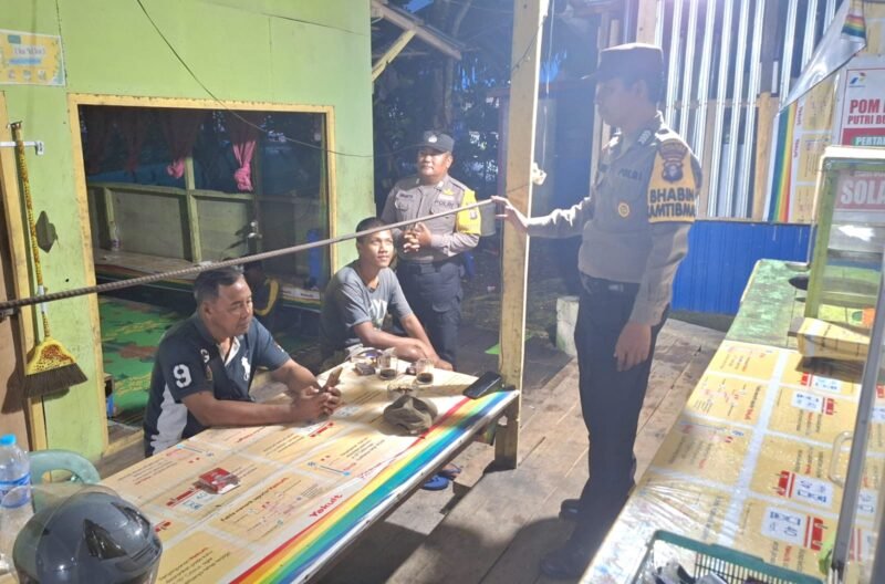 Dekati Warga di Malam Hari, Personel Polsek Kahayan Kuala Ajak Jaga Keamanan