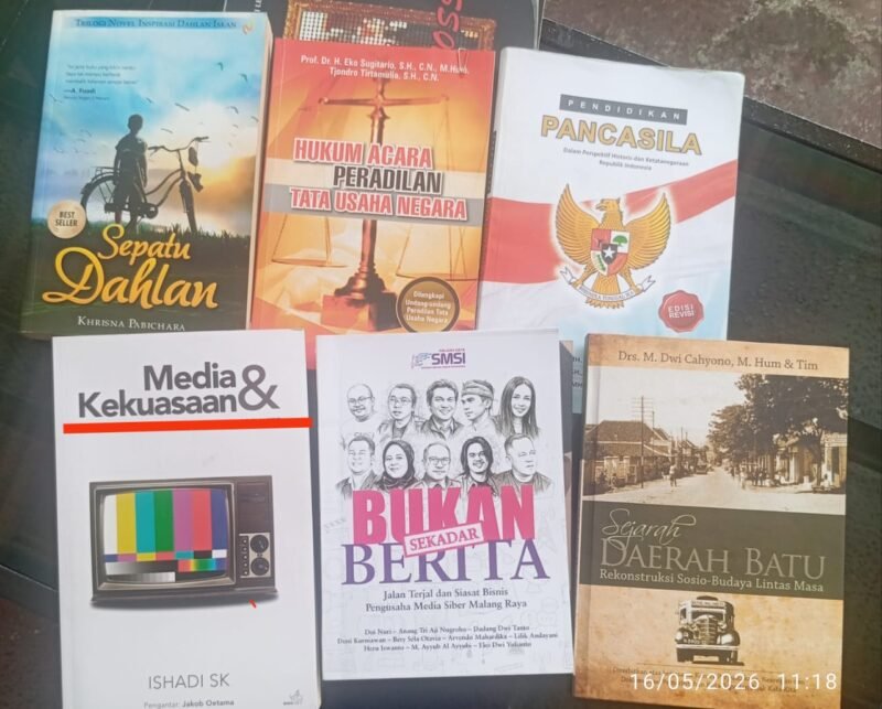 Foto ist: Beberapa buku penting jadi dasar senjata dan edukasi profesi Jurnalis.
