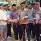 Foto: Kapolres Batu AKBP Dr.Aris Purwanto dan Kades Tulungrejo Batu, meresmikan Jembatan Merah Putih Presisi di dusun Gerdu