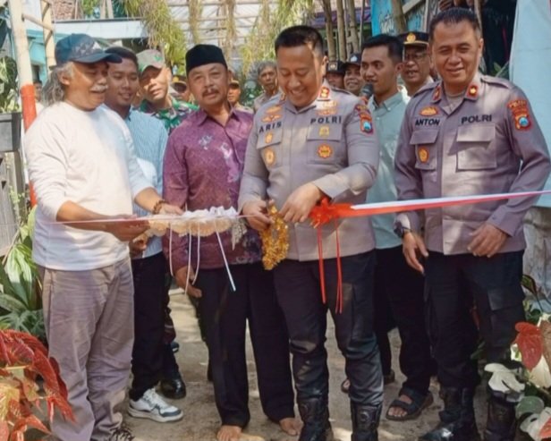 Foto: Kapolres Batu AKBP Dr.Aris Purwanto dan Kades Tulungrejo Batu, meresmikan Jembatan Merah Putih Presisi di dusun Gerdu