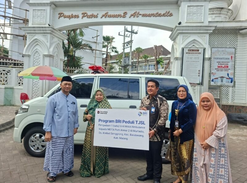 Foto ist: BRI Martadinata Malang Serahkan bantuan Mobil Ambulance ke Pondok Pesantren An Nur 2.