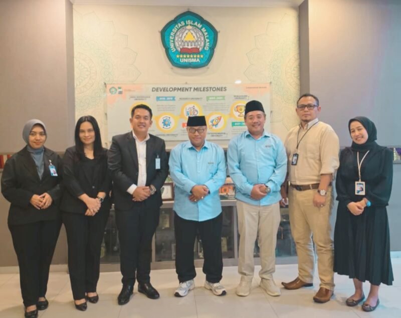 Foto ist: Beberapa jajaran pejabat BRI Branch Office Malang Martadinata dan Pengurus Masjid Unisma Malang.