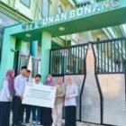 Foto ist : Pihak Sekolah MTs. Kecamatan Pujon Kabupaten Malang, terima bantuan dari CRS BRI .