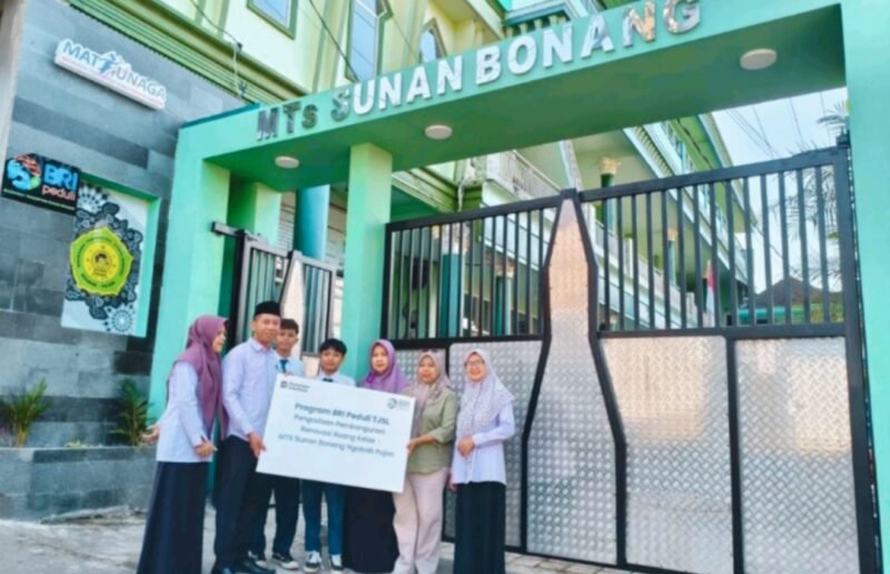 Foto ist : Pihak Sekolah MTs. Kecamatan Pujon Kabupaten Malang, terima bantuan dari CRS BRI .
