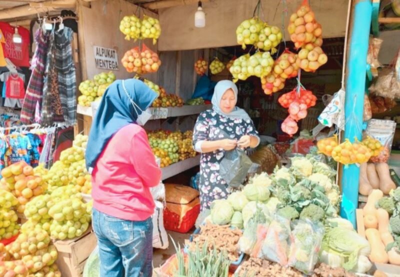 Foto ist: Pedang Buah maupun UMKM  yang mendapat dukungan modal dari program KUR BRI.