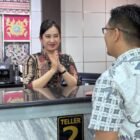 Foto ist: Karyawan BRImo melayani nasabah yang akan menabung maupun investasi emas melalui BRI.