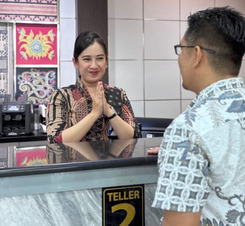 Foto ist: Karyawan BRImo melayani nasabah yang akan menabung maupun investasi emas melalui BRI.