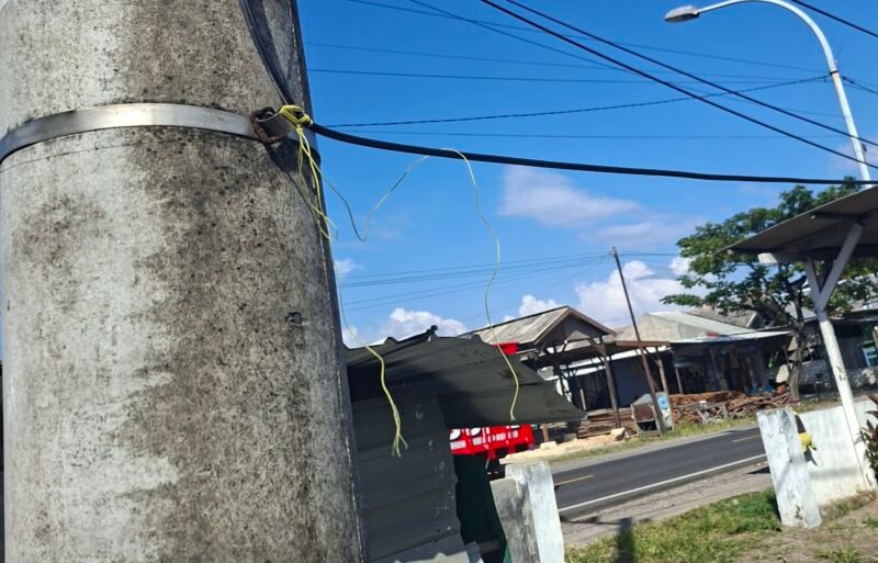 Warga Desa Sejati, Kabupaten Sampang, mengeluhkan keberadaan kabel jaringan internet (WiFi)
