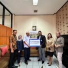 Foto ist: Momen BRI Kantor Pelayanan Soekarno Hatta Malang menyerahkan bantuan hewan kurban pada UMM.