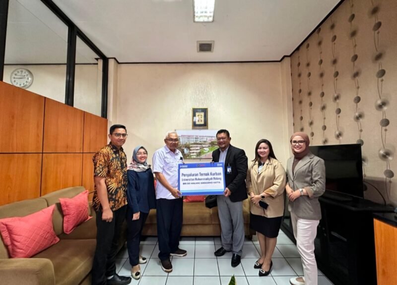 Foto ist: Momen BRI Kantor Pelayanan Soekarno Hatta Malang menyerahkan bantuan hewan kurban pada UMM.