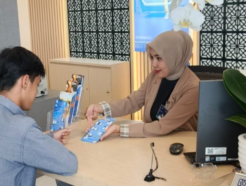 Foto ist: Karyawan BRImo saat melayani nasabah di kantor BRI