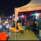 Foto ist: Petugas Dishub Gate Parkir Alun Alun Batu sedang melayani pengguna jasa parkir di pintu masuk