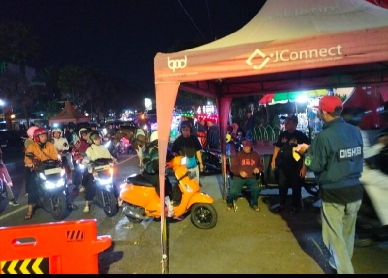 Foto ist: Petugas Dishub Gate Parkir Alun Alun Batu sedang melayani pengguna jasa parkir di pintu masuk