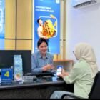Foto ist: Masyarakat mendatangi Customer service BRImo, lakukan investasi logam emas secara aplikasi digital.