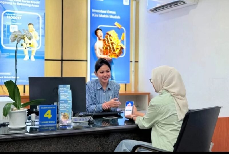Foto ist: Masyarakat mendatangi Customer service BRImo, lakukan investasi logam emas secara aplikasi digital.