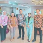 Foto ist: Jajaran karyawan BRI Malang Kawi sedang memberikan performance dihadapan   nasabah.