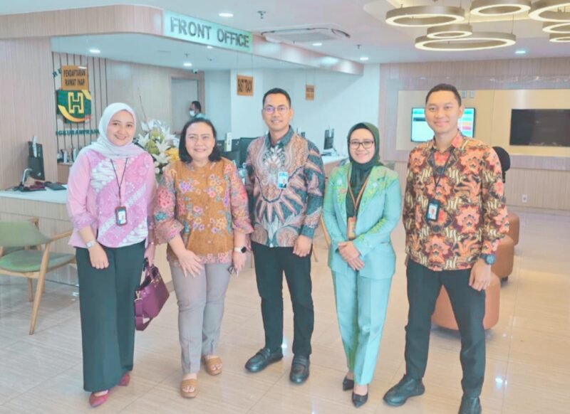 Foto ist: Jajaran karyawan BRI Malang Kawi sedang memberikan performance dihadapan   nasabah.