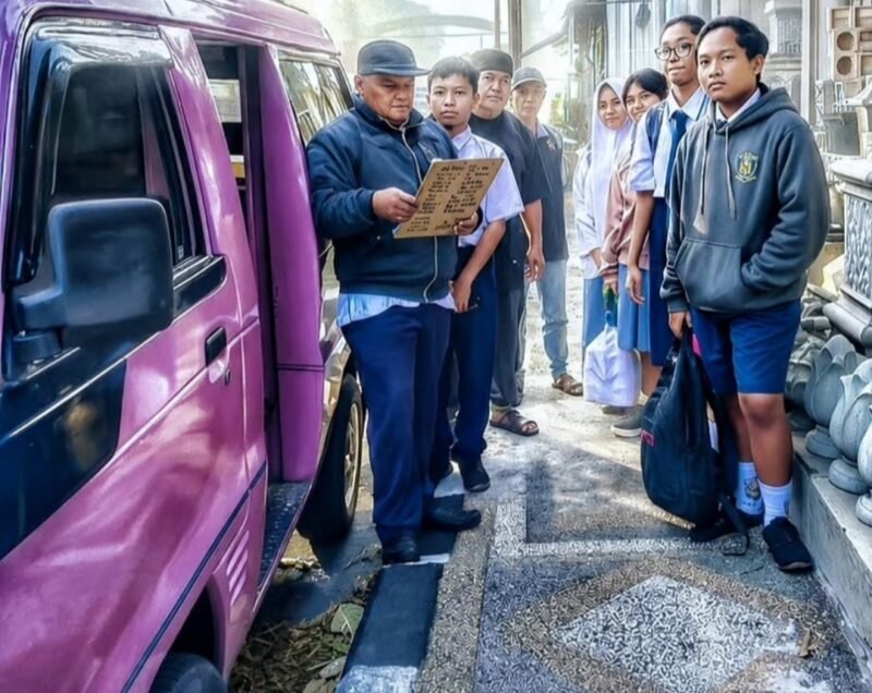 Foto ist: Sopir Angkutan Pelajar (APEL) gratis Batu, sedang melakukan data pelajar yang akan naik angkot gratis di depan Sekolahan.