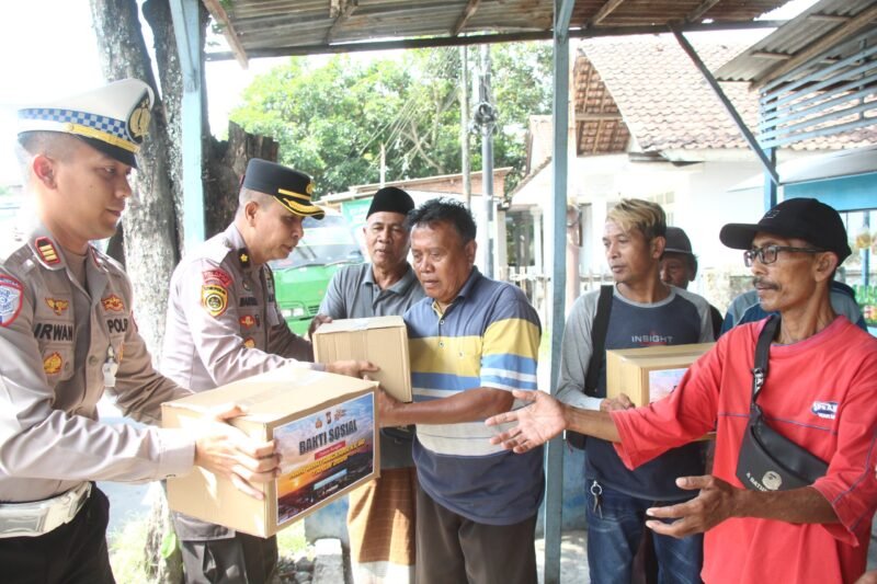 Menyambut Hari Bhayangkara ke-80 Tahun 2026, Polres Bondowoso Polda Jatim menggelar kegiatan bakti sosial dengan menyalurkan bantuan kepada anak yatim piatu, pengemudi ojek online (ojol), dan komunitas sopir angkutan kota angkot (Foto: Istimewah)