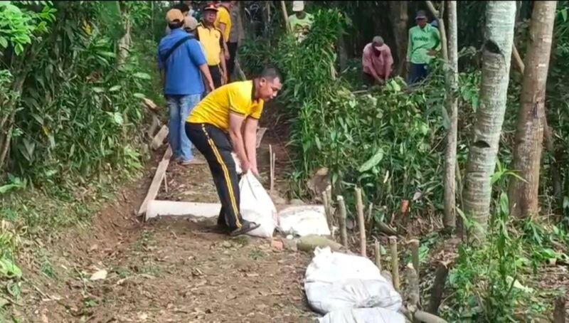Polsek Jatinegara Polres Tegal bersama unsur TNI, Pemerintah Kecamatan Jatinegara, Pemerintah Desa Dukuhbangsa, dan masyarakat melaksanakan kegiatan Program Indonesia Asri (Foto: Fauzi)
