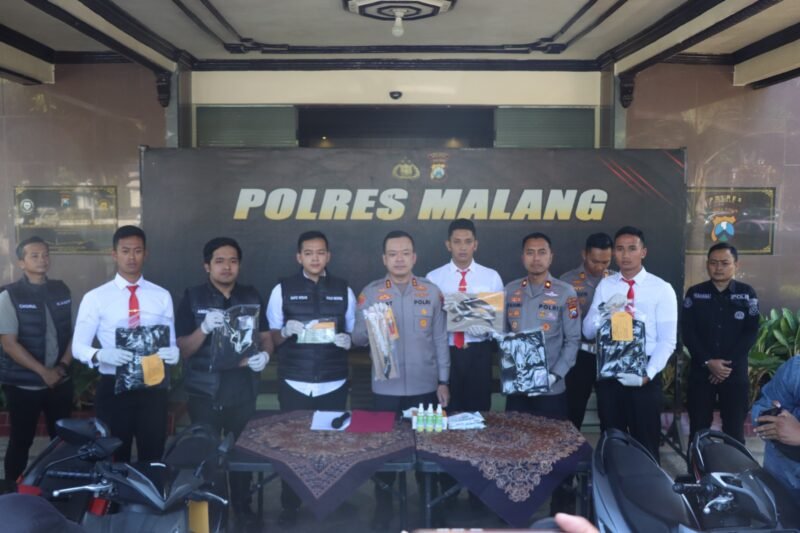 Polres Malang Polda Jatim mengamankan dua pemuda yang kedapatan membawa senjata tajam (Sajam) saat kegiatan penyekatan pengamanan malam 1 Suro