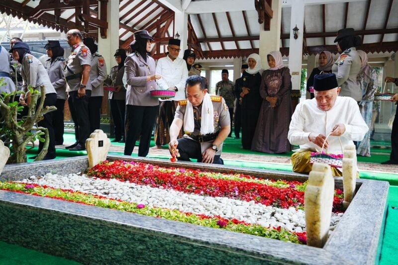 Kapolri Jenderal Listyo Sigit Prabowo melakukan ziarah ke makam Presiden RI Ke-4 K.H. Abdurrahman Wahid (Gus Dur) di Kabupten Jombang, Jawa Timur