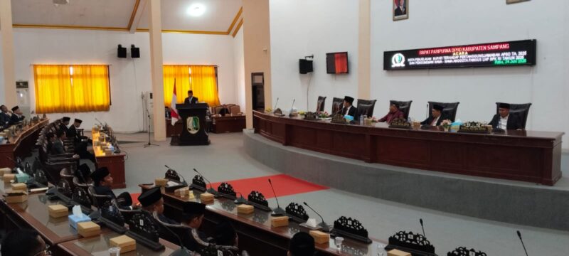 Wakil Bupati Sampang, H. Ahmad Mahfudz, menyampaikan Nota Penjelasan Rancangan Peraturan Daerah (Raperda) tentang Pertanggungjawaban Pelaksanaan APBD Kabupaten Sampang Tahun Anggaran 2025 dalam rapat paripurna DPRD Kabupaten Sampang (Foto: Redaksi)