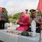 Foto ist : Kapolres Batu AKBP. Dr.Aris Purwanto bersama Ketua Bhayangkari beserta PJU melaksanakan tabur bunga di TMP Suropati dalam rangkaian HUT Bhayangkara ke-80