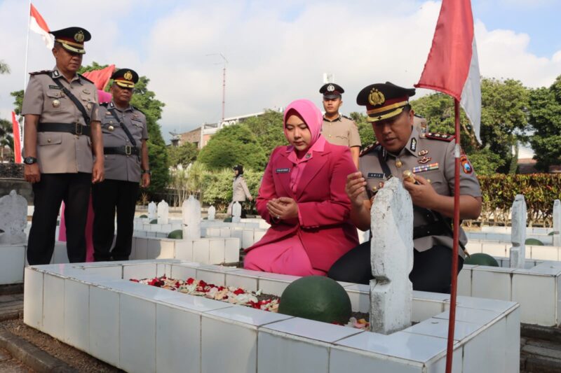 Foto ist : Kapolres Batu AKBP. Dr.Aris Purwanto bersama Ketua Bhayangkari beserta PJU melaksanakan tabur bunga di TMP Suropati dalam rangkaian HUT Bhayangkara ke-80