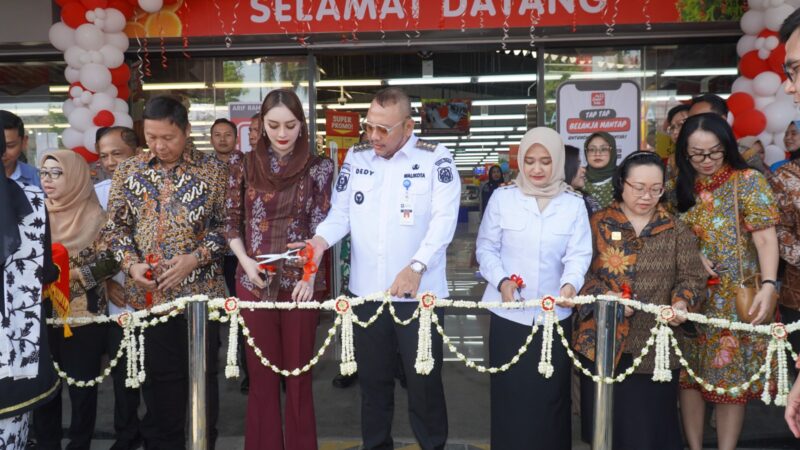 Walikota Tegal, Dedy Yon Supriyono meresmikan Gerai Super Indo Arif Rahman Hakim yang terletak di Jalan A.R Hakim Kota Tegal (Foto: Istimewah/Fauzi)