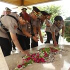 Menyambut Hari Bhayangkara ke-80, jajaran Polres Pelabuhan Tanjung Perak menggelar upacara ziarah dan tabur bunga di Taman Makam Pahlawan (TMP) WR Supratman, Surabaya (Foto: Istimewah/Toto/)