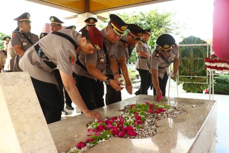Menyambut Hari Bhayangkara ke-80, jajaran Polres Pelabuhan Tanjung Perak menggelar upacara ziarah dan tabur bunga di Taman Makam Pahlawan (TMP) WR Supratman, Surabaya (Foto: Istimewah/Toto/)