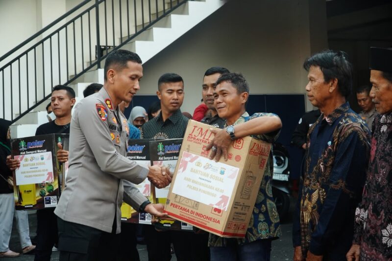 Foto: Polres Ponorogo Polda Jatim menyalurkan 200 paket bantuan sosial (bansos) kepada masyarakat dalam rangka memperingati Hari Bhayangkara ke-80 Tahun 2026,