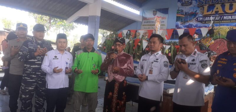 Sedekah Laut yang berlangsung di Tempat Pelangan Ikan ( TPI ) Pantai Larangan , desa Munjung Agung , Kecamatan Kramat Kaupaten Tegal , Jawa Tengah berlangsung meriah (Foto: Istimewah/Fauzi)