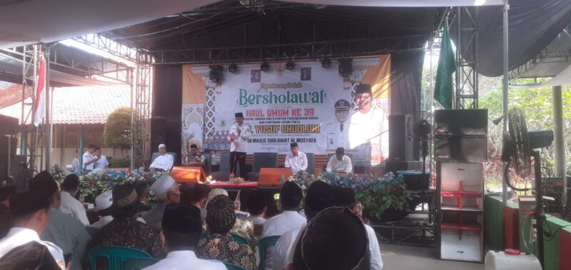 Bersholawat dalam rangaka KHaul Umum Ke-39 Dan Santunan Yatim, Sesepuh warga dan Dzuriyah Pagerbarang Dukuh serta Santunan anak yatim piatu, berlangsung dengan khidmat (Foto: Fauzi/Redaksi)