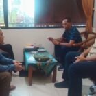 Foto ist : Kanan Ketua Asosiasi Petinggi dan Lurah (APEL) Wiweko bersama perangkat desa.