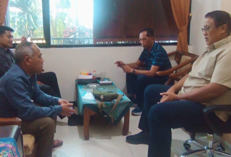 Foto ist : Kanan Ketua Asosiasi Petinggi dan Lurah (APEL) Wiweko bersama perangkat desa.
