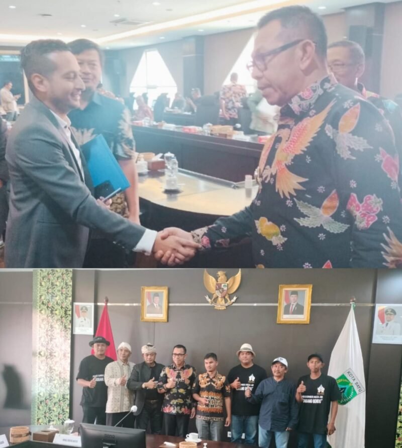 Foto ist : kanan Walikota Batu H.Nurochman ,S.H., M.H dan Pengacara Al Hikmah Achmad Wachdin. Beserta Warga Desa Giripurno