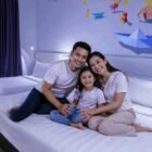 Foto ist: Tamu Favehotel Malang yang sedang beristirahat bersama keluarga.