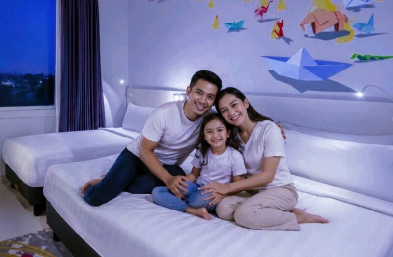 Foto ist: Tamu Favehotel Malang yang sedang beristirahat bersama keluarga.