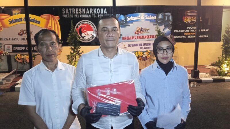 Foto: bisnis narkoba, kurir sabu berinisial MS, 28, warga Jalan Dukuh, Kenjeran, Surabaya, ditangkap Satresnarkoba Polres Pelabuhan Tanjung Perak di Jalan Randu, Surabaya. Ia ditangkap dengan barang bukti tiga poket sabu dengan berat total 3,386 gram.