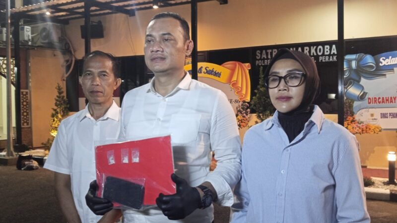 Upaya Pemberantasan peredaran narkotika di wilayah Surabaya terus dilakukan aparat kepolisian, baru saja memulai bisnis narkoba, kurir sabu berinisial MS, 28, warga Jalan Dukuh, Kenjeran, Surabaya, ditangkap Satresnarkoba Polres Pelabuhan Tanjung Perak (Foto)
