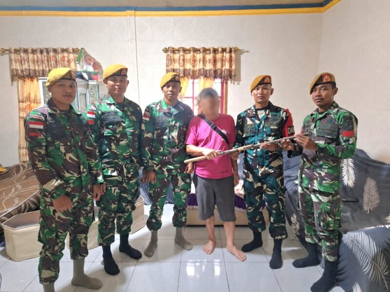Foto: Satgas Pamtas RI-Malaysia Yonarmed 19/Bogani melalui Pos Gabma Sajingan menerima penyerahan satu pucuk senjata api jenis Bowman dari warga Desa Sebunga, Kecamatan Sajingan Besar, Kabupaten Sambas