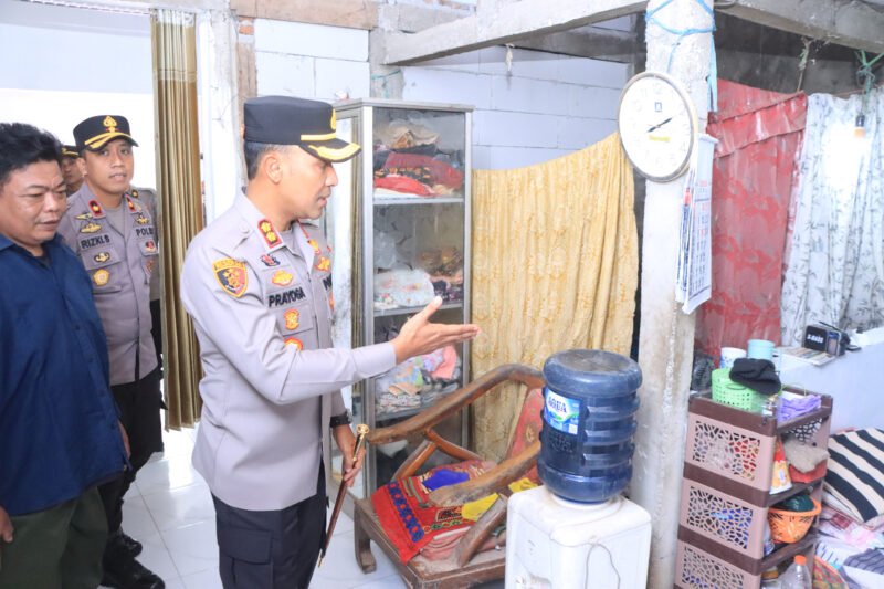 Foto: Dalam rangka memperingati Hari Bhayangkara ke-80, Polres Ngawi Polda Jatim melaksanakan program bedah rumah di dua lokasi berbeda sebagai bentuk nyata kepedulian kepada masyarakat