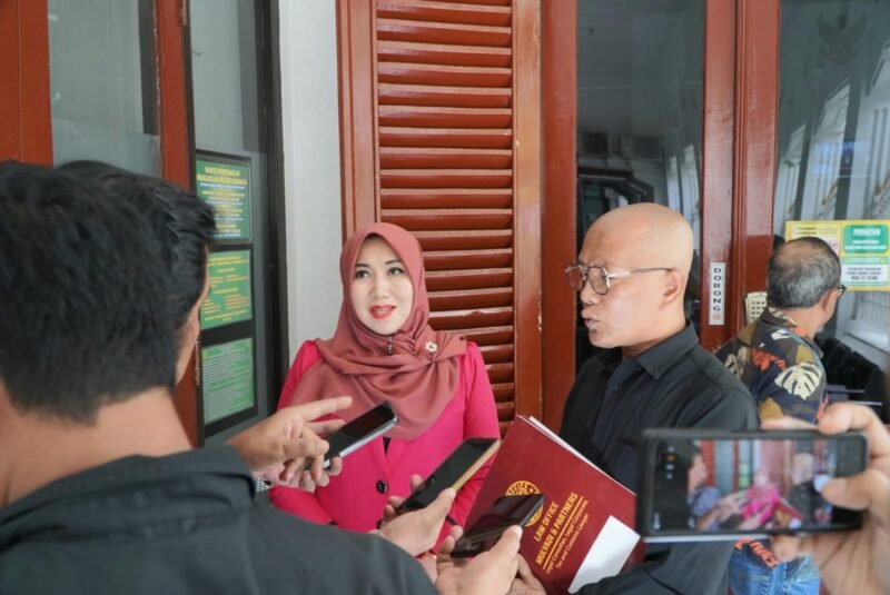 Foto: Proses persidangan gugatan wanprestasi yang diajukan Andreas Tandiono Budianto terhadap Hj. Aisyah dan Notaris Ariana Yanua Trizanti kembali bergulir di Pengadilan Negeri (PN) Surabaya