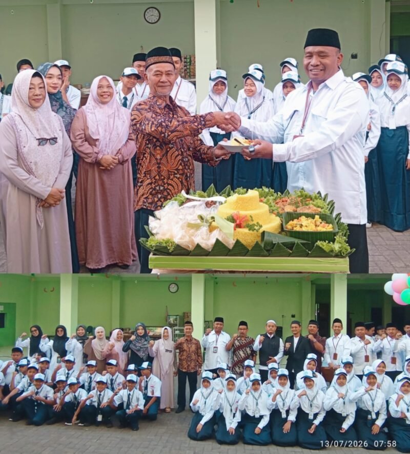 Foto ist: Ketua Pembina Pondok Pesantren Al Mukhlisin  ,H.Sulaiman Suhardjito, Bersama KS SMP Islam Duta Bangsa Achmad Huda,S.Pd.i