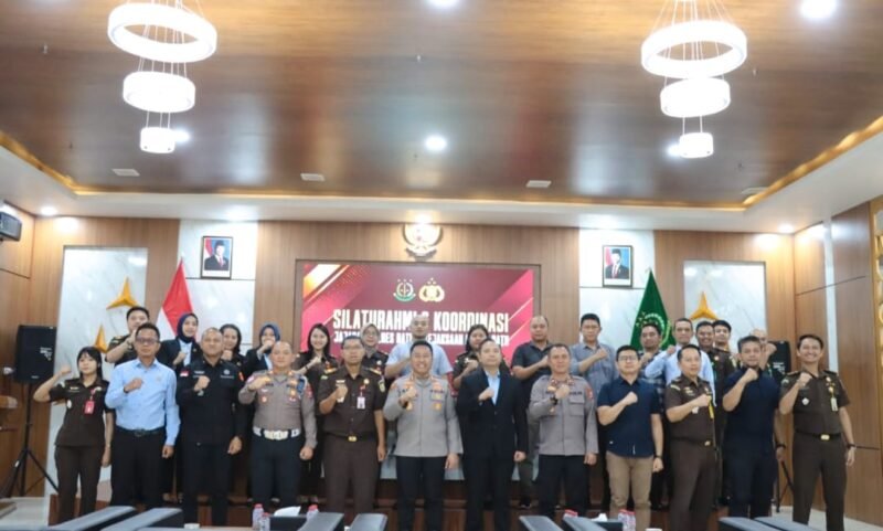 Foto ist : Kapolres Batu AKP.Dr.Aris Purwanto dan Kejari Batu Arya Wicaksana beserta jajaran di ruang Pertemuan Kejaksaan Batu.