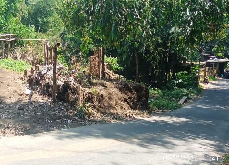 Foto ist: kondisi jalan dusun Tegalsari Desa Sumbergondo Kec.Bumiaji bersambung dengan jalan Prov Jatim. Jalan sempit dan menikung tajam dan menanjak.