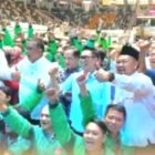 Foto: Ratusan Ojol Gresik Sumringah Terima Sembako dari Zulhas dan H. Fandi Akhmad Yani