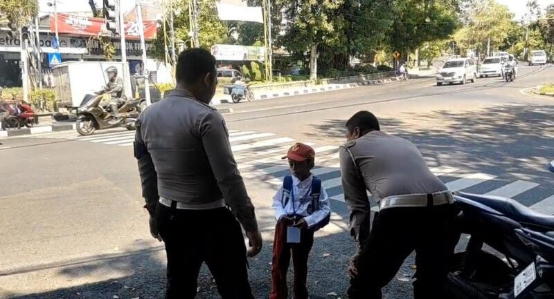 Foto: Diantar Polisi, Bocah SD di Gresik yang Tersesat Jalan Pulang Akhirnya Bertemu Orang Tuanya